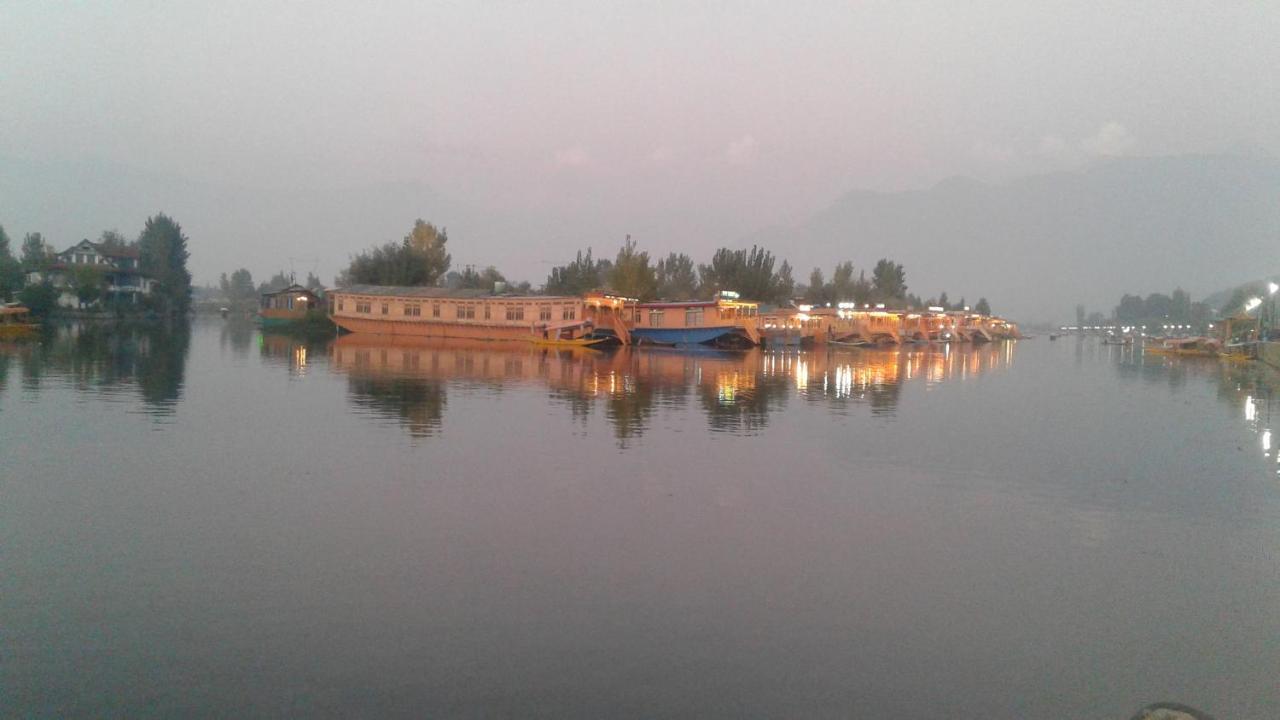 Houseboat Dunhill Bed & Breakfast Srinagar  Ngoại thất bức ảnh