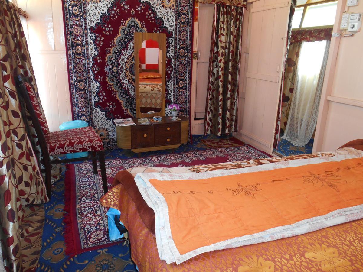 Houseboat Dunhill Bed & Breakfast Srinagar  Ngoại thất bức ảnh